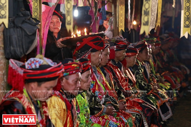 Rite d’allumer les douze bougies à la cérémonie « cấp sắc ».