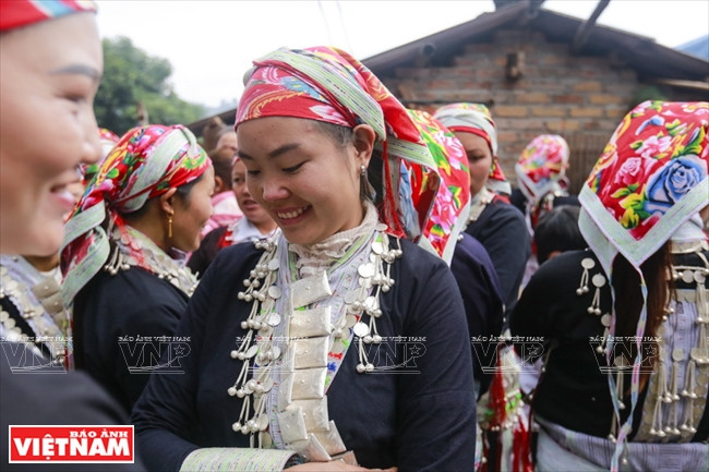 Les femmes Dao rouges portent des bijoux sophistiqués lors des grands événements. 