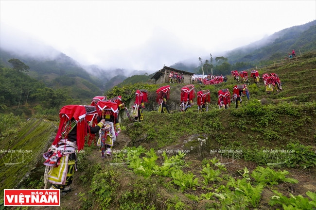La cérémonie “cấp sắc” à douze lampes des Dao rouges a lieu sur la montagne Ky Cung Ho, district de Bat Xat. 