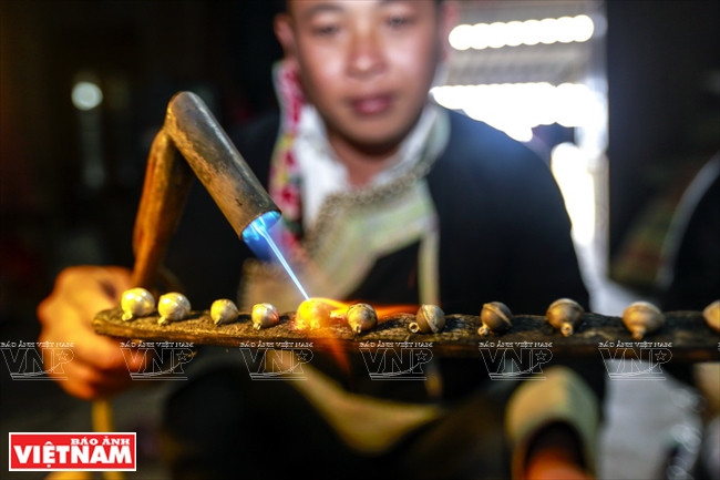 Plusieurs familles de Muong Hum préservent encore le métier de fabricant de bijoux destinés aux cérémonies mystérieuses des Dao rouges. 