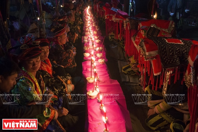 Repas commun des couples à la cérémonie “cấp sắc” à douze lampes. 