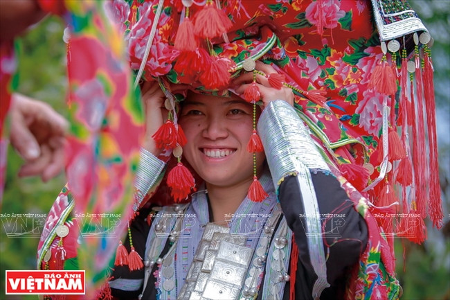 La mariée Ta May en tenue de mariage traditionnelle des Dao rouges. 