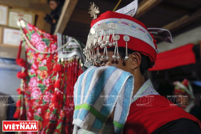 Selon la coutume des Dao rouges, le jour des noces, le marié doit s’habiller en costume féminin, et porter un voile à la tête. 