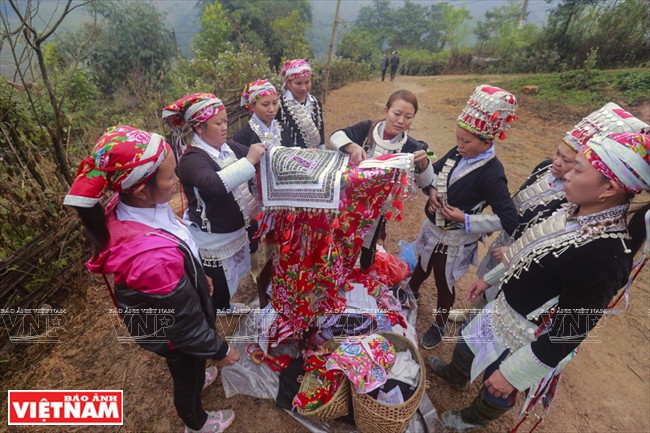 La délégation s’arrête à proximité de la maison du marié pour que la mariée puisse se maquiller et s’habiller en tenue de mariage traditionnelle. 