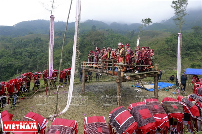 La cérémonie « cấp sắc » à douze lampes est une cérémonie sacrée pour les Dao rouges.