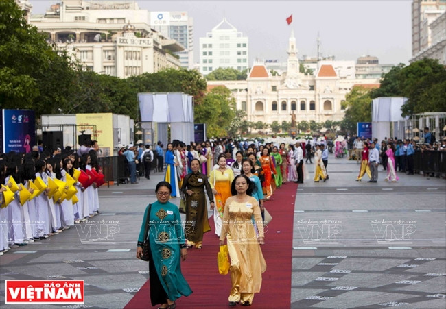 Femmes de HCMV en Ao dài.