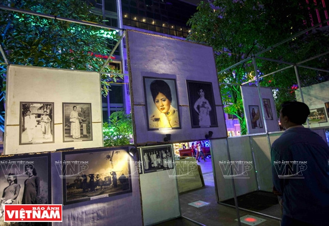 Des photos de l’Ao dài de différentes périodes sont ​exposées dans la rue piétonne de Nguyên Huê.