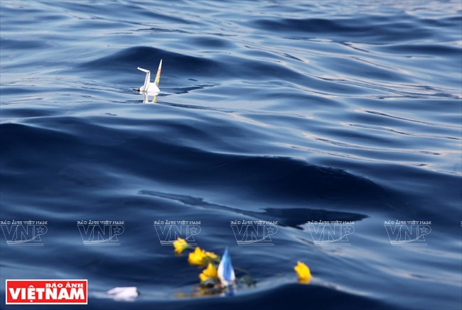 Des oiseaux en papier lâchés en mer près de Co Lin, qui symbolisent le désir ardent de paix du peuple vietnamien. Photo: Thong Thien