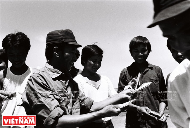 Le capitaine Vu Huy Le et les soldats du navire HQ 505 sur le récif de Co Lin partagent la joie de recevoir des lettres de leurs familles en 1988. Photo: Vinh Quang