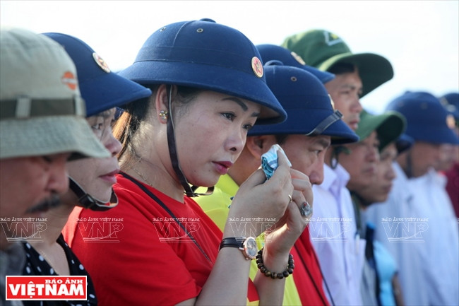 Des moments touchants lors de la cérémonie. Photo: Thong Thien