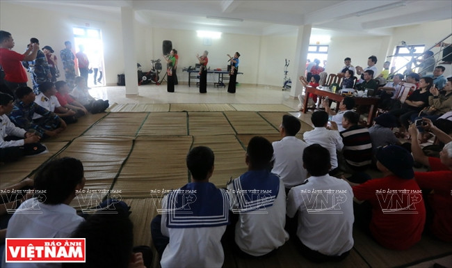 Un spectacle artistique interprété sur le récif de Co Lin par une troupe de la province de Son La. Photo: Thong Thien