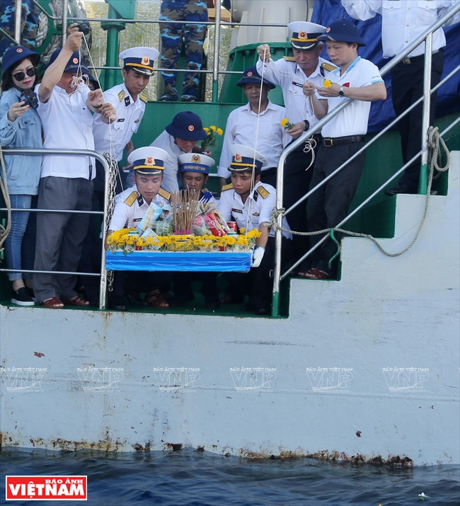 Lâcher de fleurs pour commémorer les martyrs. Photo: Thong Thien