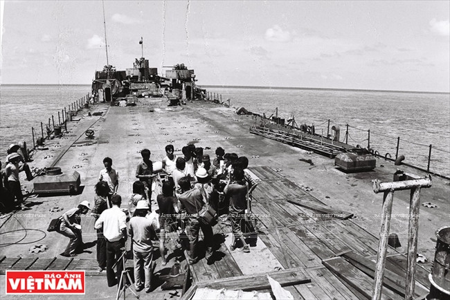 Des reporters rencontrent des soldats à bord du navire HQ 505 en 1988. Photo: Vinh Quang