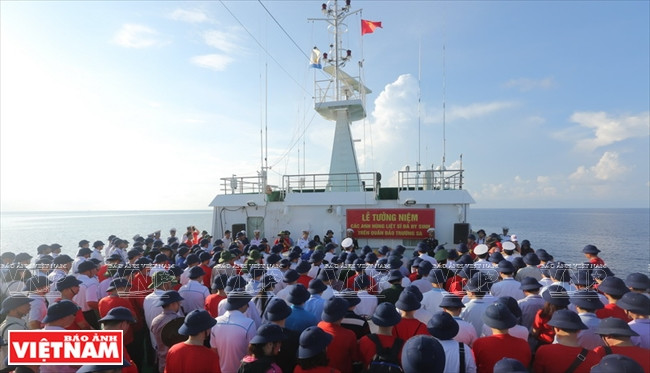 Cérémonie sur le navire 571 pour commémorer les 64 martyrs de Gac Ma. Photo: Thong Thien 