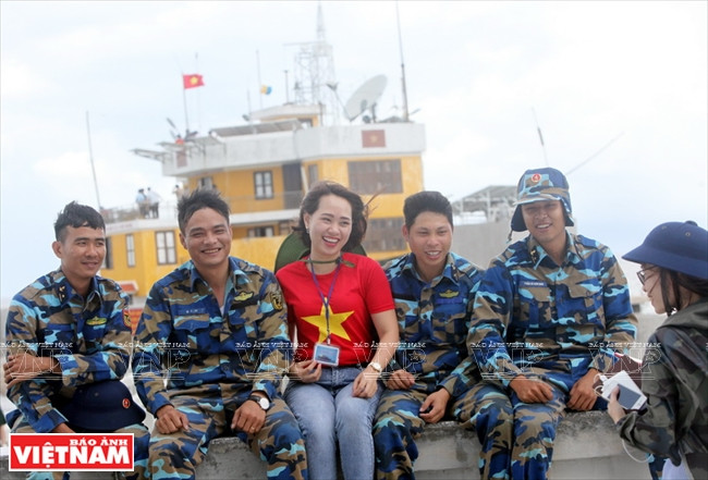 Photo avec des soldats sur l'île. Photo: Thong Thien