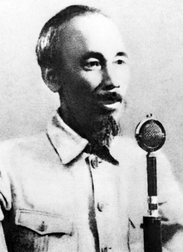 Le 2 septembre 1945, à la place Ba Dinh (Hanoi), le Président Hô Chi Minh lit la déclaration d'indépendance, donnant naissance à la République démocratique du Vietnam.