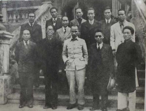 Le gouvernement intérimaire a été établi à Hanoi le 25 août 1945 par le Président Hô Chi Minh.