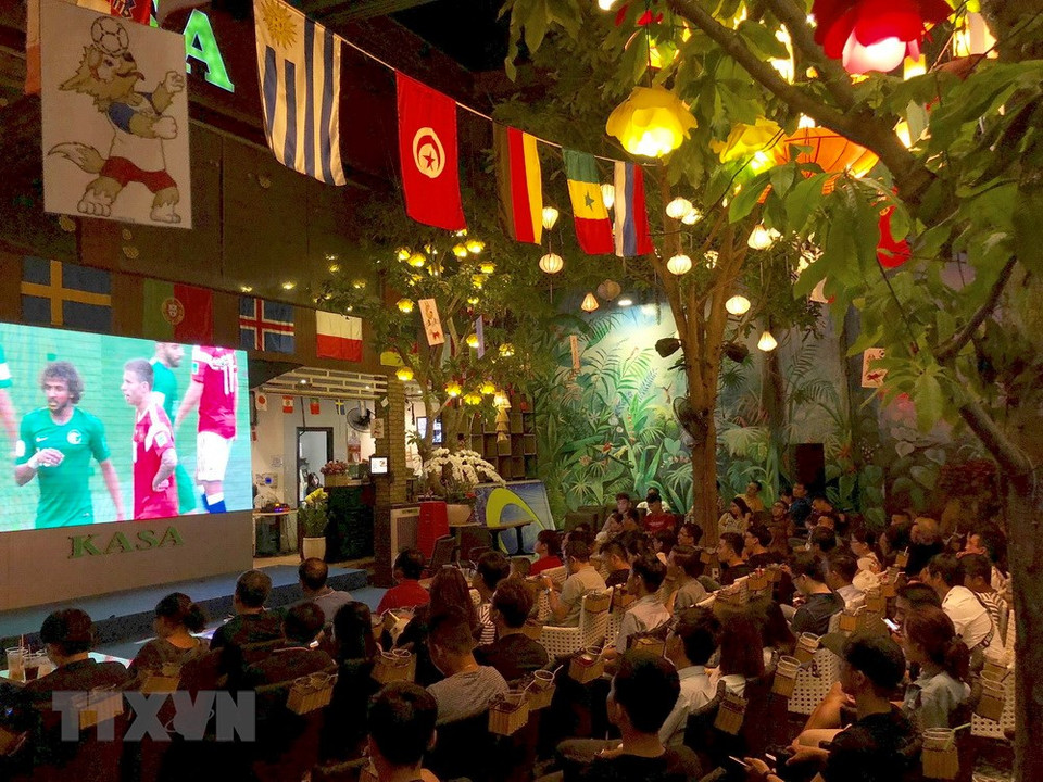 A côté des géants écrans, des cafés, des restaurants ont préparé des drapeaux de 32 pays ayant des équipes participantes à la Coupe du monde.