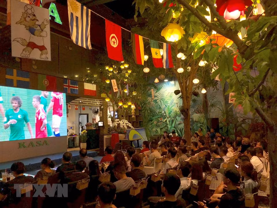 A côté des géants écrans, des cafés, des restaurants ont préparé des drapeaux de 32 pays ayant des équipes participantes à la Coupe du monde.
