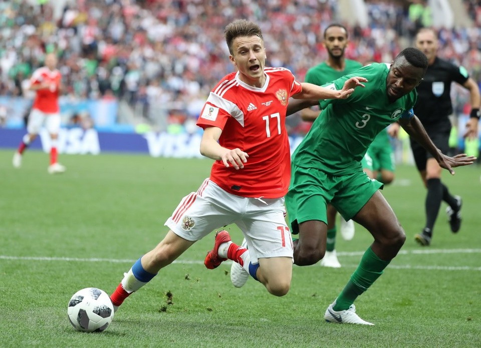 Une dispute entre le footballeur Aleksandr Golovin (gauche) de la Russie et le joueur Osama Hawsawi de l’Arabie saoudite du match d’inauguration du Mondial 2018 le 14 juin.