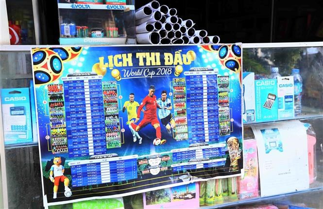 Le calendrier de la Coupe du monde de la FIFA 2018 (Mondial 2018) vendu dans de nombreux petits magasins à Hanoi.