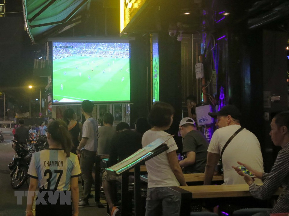 Les grands écrans et projecteurs sont préparés dans les cafés pour les visiteurs vietnamiens et étrangers à suivre des matches.
