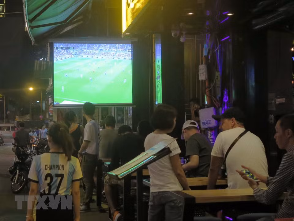 Les grands écrans et projecteurs sont préparés dans les cafés pour les visiteurs vietnamiens et étrangers à suivre des matches.
