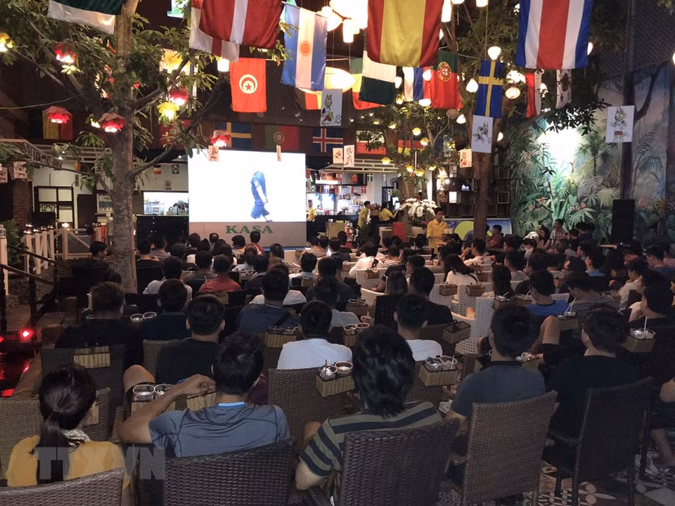 Des cafés à Ho Chi Minh-Ville sont remplis des fans du ballon rond.
