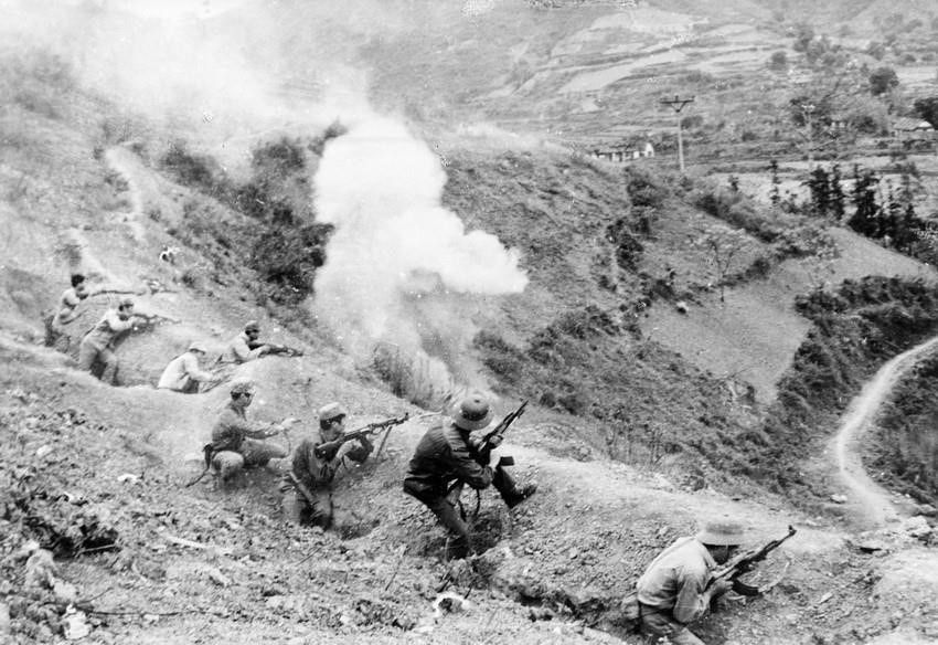 Des soldats se combattent pour protéger la forteresse Dong Dang, province de Lang Son, dans le cadre de la défense de la frontière au Nord en février 1979. Photo : VNA