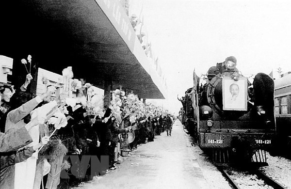 Le train Thong Nhat, au départ de Hô Chi Minh-Ville, est arrivé à la gare de Hanoï le 4 janvier 1977, marquant l'ouverture officielle de la ligne ferroviaire Nord-Sud. Photo: VNA