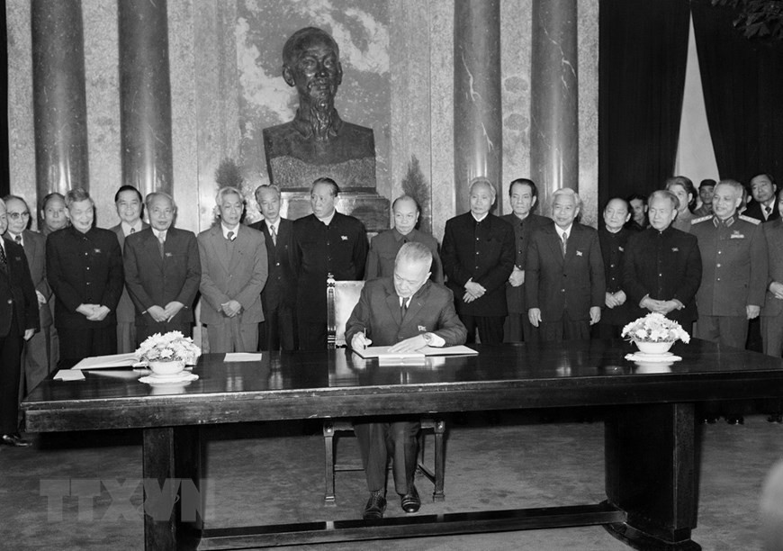 Le président par intérim de la République socialiste du Vietnam, Nguyen Huu Tho, a signé l'ordonnance annonçant la nouvelle Constitution en décembre 1980. Photo: VNA
