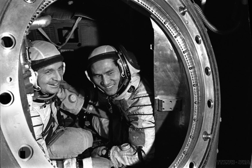Le 23 juillet 1980 à 21 h 33' 3" (heure de Moscou), le fusée Soyouz 37, avec à bord les deux cosmonautes russe Viktor Gorbatko et vietnamien Pham Tuân (droite), était lancé dans l'espace. Ce voyage spatial s’inscrivait dans le cadre du programme de coopération vietnamo-soviétique Intercosmos. Photo : VNA