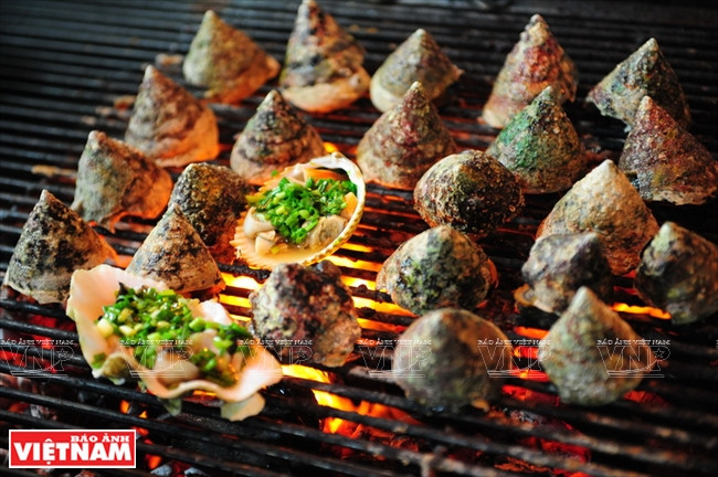 Un plat à base de fruits de mer frais, préparé par des pêcheurs locaux. Photo: Vietnam Illustré