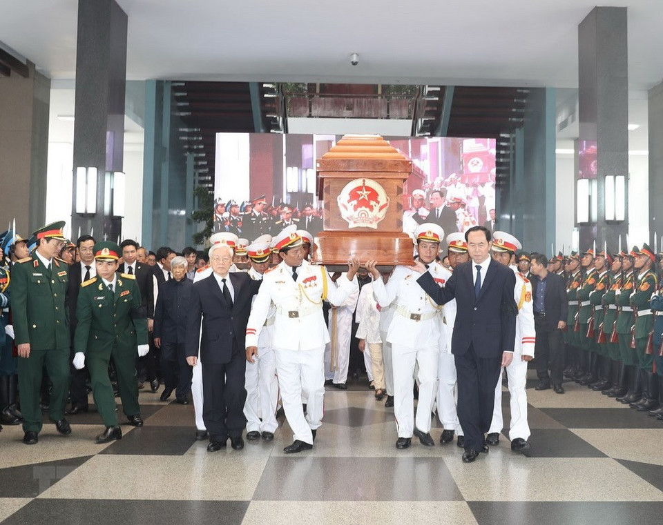 Le cercueil de l’ancien Premier ministre Phan Van Khai est porté sur le char funèbre.