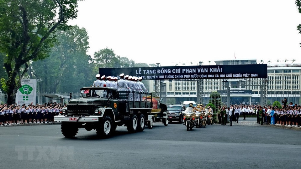 Le cortège de l'ancien Premier ministre quitte le Palais de la Réunification pour sa commune natale de Tan Thong Hoi, district de Cu Chi, en banlieue de Ho Chi Minh-Ville.