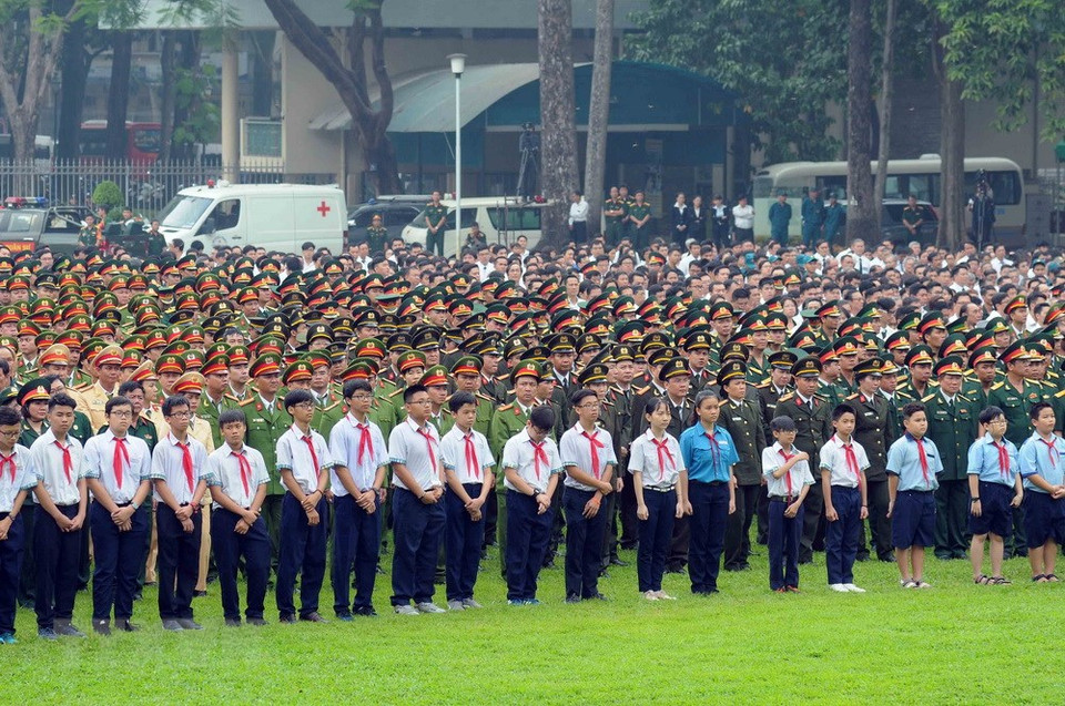 Des milliers de personnes sont venues dire adieu à l'ancien Premier ministre Phan Van Khai. 