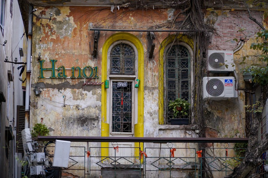 Hanoï mérite d'être connue comme une ville pour la paix, un titre de l'UNESCO que la ville a remporté en 1999. Avant de devenir la ville pour la paix, Hanoï était la capitale d’un pays ravagé par des guerres successives. «Ville pour la paix», ce titre est une fierté non seulement pour Hanoï mais pour tout le pays. La paix est une aspiration de l’Humanité, même si paradoxalement, le monde reste encore marqué par des conflits et des guerres atroces. La Constitution de l’UNESCO écrit: «Les guerres prenant naissance dans l’esprit des hommes et des femmes, c’est dans l’esprit des hommes et des femmes que doivent être élevées les défenses de la paix». Photo: VietnamPlus