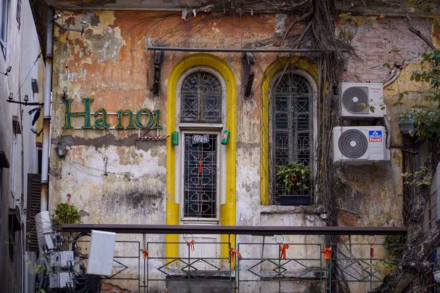 Hanoï mérite d'être connue comme une ville pour la paix, un titre de l'UNESCO que la ville a remporté en 1999. Avant de devenir la ville pour la paix, Hanoï était la capitale d’un pays ravagé par des guerres successives. «Ville pour la paix», ce titre est une fierté non seulement pour Hanoï mais pour tout le pays. La paix est une aspiration de l’Humanité, même si paradoxalement, le monde reste encore marqué par des conflits et des guerres atroces. La Constitution de l’UNESCO écrit: «Les guerres prenant naissance dans l’esprit des hommes et des femmes, c’est dans l’esprit des hommes et des femmes que doivent être élevées les défenses de la paix». Photo: VietnamPlus