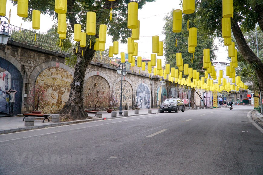 La rue Phung Hung, située en plein cœur de Hanoï, dans le Vieux Quartier, est décorée pour célébrer le Nouvel An lunaire de l’Année du Tigre. Avec 19 fresques sur le mur des voûtes du viaduc, la rue Phung Hung est un véritable musée de street art à ciel ouvert. S’inspirant de la vie quotidienne et de Hanoï d’antan, ces peintures ont été réalisées par des artistes sud-coréens et vietnamiens dans le cadre du projet «Fresques dans la rue Phùng Hung», élaboré sur la base d’un programme intitulé «Introduction des arts dans l’espace de vie», mis en œuvre depuis 2015 par le programme des Nations Unies pour les établissements humains (ONU-Habitat) et la Korea Foundation, en collaboration avec le Comité populaire de l’arrondissement de Hoàn Kiêm. Photo: VietnamPlus