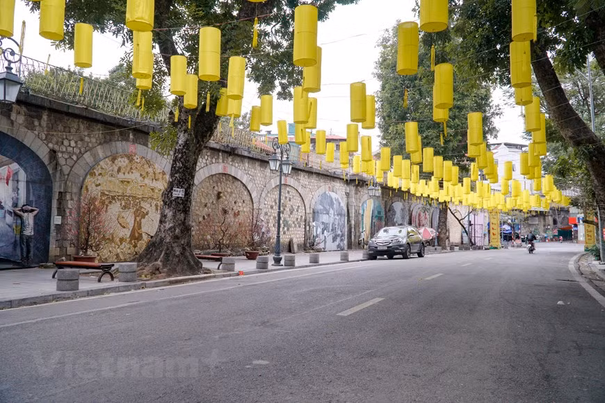 La rue Phung Hung, située en plein cœur de Hanoï, dans le Vieux Quartier, est décorée pour célébrer le Nouvel An lunaire de l’Année du Tigre. Avec 19 fresques sur le mur des voûtes du viaduc, la rue Phung Hung est un véritable musée de street art à ciel ouvert. S’inspirant de la vie quotidienne et de Hanoï d’antan, ces peintures ont été réalisées par des artistes sud-coréens et vietnamiens dans le cadre du projet «Fresques dans la rue Phùng Hung», élaboré sur la base d’un programme intitulé «Introduction des arts dans l’espace de vie», mis en œuvre depuis 2015 par le programme des Nations Unies pour les établissements humains (ONU-Habitat) et la Korea Foundation, en collaboration avec le Comité populaire de l’arrondissement de Hoàn Kiêm. Photo: VietnamPlus