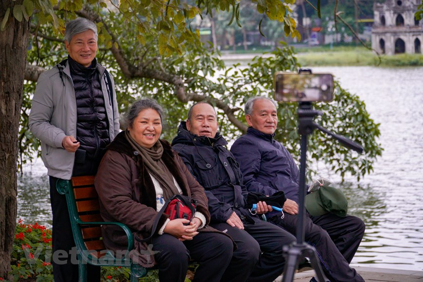 Cette année, les Vietnamiens bénéficient d'une période de vacances de neuf jours pour le Nouvel An lunaire du Tigre 2022, du 29 janvier au 6 février. Le premier jour du Nouvel An lunaire 2022 tombe cette année mardi 1er février. Le Têt traditionnel est la fête la plus importante du Vietnam. Elle marque la fin d’une année lunaire et le début d’une nouvelle année pleine d'espoirs. Haut en couleur, cet évènement s’annonce une ou même deux semaines avant pour le plus grand bonheur de tous. Des familles aux quartiers en passant par les bureaux, on s’affaire à la préparation et à la décoration pour l’accueillir chaleureusement. Photo: VietnamPlus