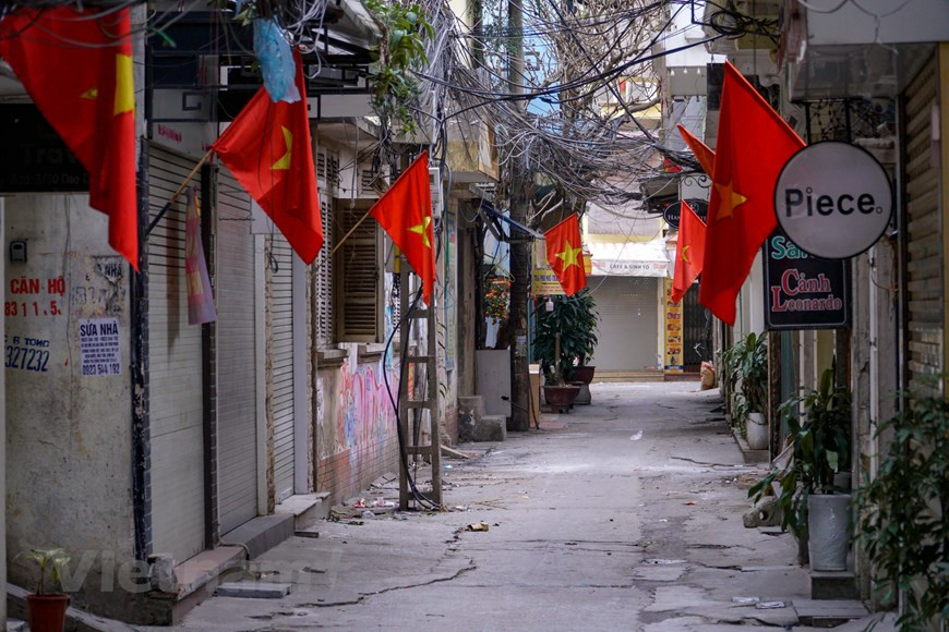 Abandonnant l'atmosphère étouffante, bondée et bruyante des jours ordinaires, Hanoï se transforme en un lieu silencieux avec des rues presque désertes pendant le Têt traditionnel. Avec une population de plus de huit millions d'habitants, dont beaucoup sont des immigrants, Hanoï est une métropole animée et surpeuplée. Maintenant, quand le Nouvel An lunaire est arrivé, de nombreux immigrants retournent dans leurs provinces natales pour les vacances. Cette atmosphère calme contraste avec les rues animées, les marchés regorgeant de fleurs et de décorations rouges des semaines avant le Nouvel An lunaire dans le Vieux Quartier. Hanoï profite lentement de cette ambiance spéciale du premier jour de l’Année du Tigre. Photo: VietnamPlus