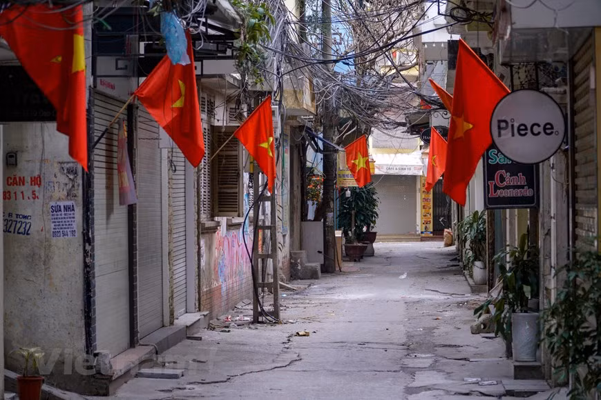 Abandonnant l'atmosphère étouffante, bondée et bruyante des jours ordinaires, Hanoï se transforme en un lieu silencieux avec des rues presque désertes pendant le Têt traditionnel. Avec une population de plus de huit millions d'habitants, dont beaucoup sont des immigrants, Hanoï est une métropole animée et surpeuplée. Maintenant, quand le Nouvel An lunaire est arrivé, de nombreux immigrants retournent dans leurs provinces natales pour les vacances. Cette atmosphère calme contraste avec les rues animées, les marchés regorgeant de fleurs et de décorations rouges des semaines avant le Nouvel An lunaire dans le Vieux Quartier. Hanoï profite lentement de cette ambiance spéciale du premier jour de l’Année du Tigre. Photo: VietnamPlus