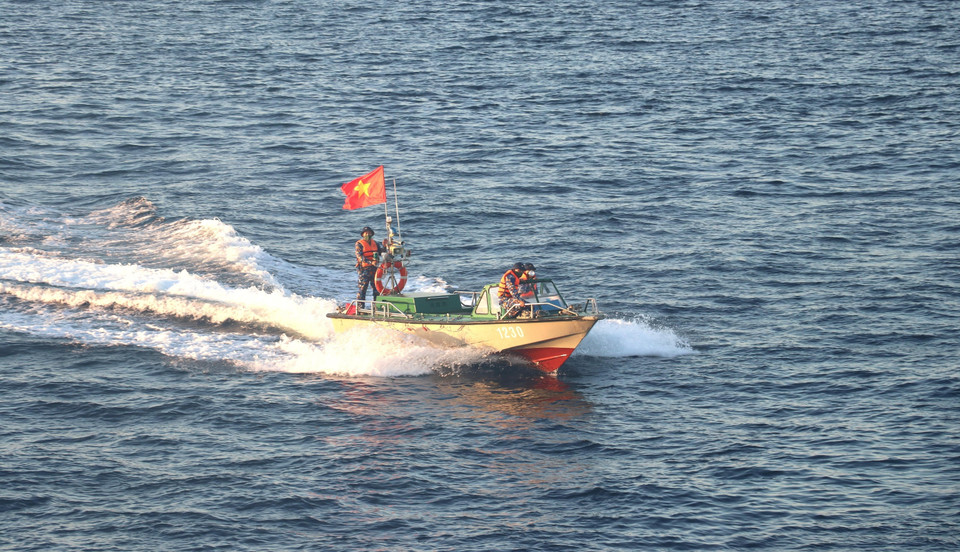 Les soldats de Truong Sa utilisent des bateaux CQ pour le sauvetage. Photo: VNA