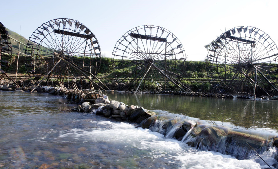 La roue hydraulique est un outil agricole essentiel qui aide les habitants à acheminer de l'eau des rivières ou des ruisseaux inférieurs vers les champs supérieurs. Photo: VNA