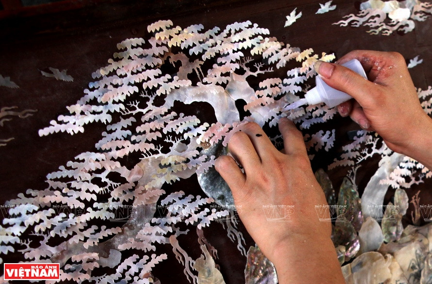 Grâce à leur technique d'inscrutation, les artisans locaux créent des produits à haute valeur culturelle et artistique. Photo: VPN