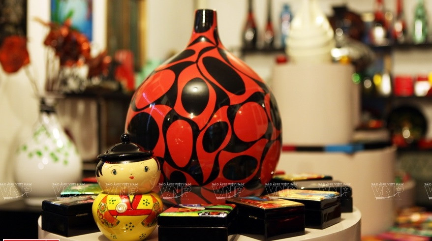 Le village de laquiers de Ha Thai s'est développé de plus en plus grâce à la forte demande du marché tant national qu’international. Ce patelin compte 800 foyers, dont près de 90% engagés dans cet artisanat, avec environ 1.600 employés locaux et des milliers de travailleurs venus des villages voisins. Photo: VNP