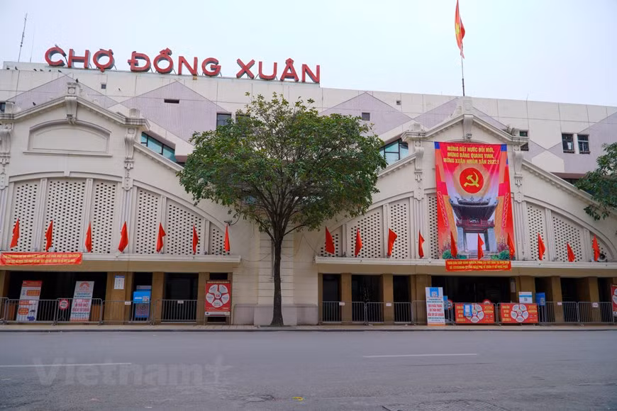Aucune des scènes de commerce bondées et bruyantes habituelles au marché de Dông Xuân. Dông Xuân désigne l’un des plus grands marchés de Hanoï. Situé sur le principal axe du Vieux Quartier, il faisait partie d’un ancien hameau qui portait le même nom avant de devenir une rue. Il a été construit en 1889 par l’administration coloniale française pour remplacer l’ancien marché de Câu Dông (Pont de l’Est), qui se trouvait à l’est, près de la rivière Tô Lich, comblée en grande partie pour aménager de nouvelles rues. Couvert de tôle, Dông Xuân comprenait cinq larges compartiments. Desservi par le fleuve Rouge tout proche que traversait une voie ferrée sur l’ancien pont Doumer (aujourd’hui le pont Long Biên) et que sillonnent des chaloupes et des barques, et par un tramway qui s’arrêtait devant sa porte, le marché regroupait les produits de tout le pays et vendait surtout en gros. Photo: VietnamPlus
