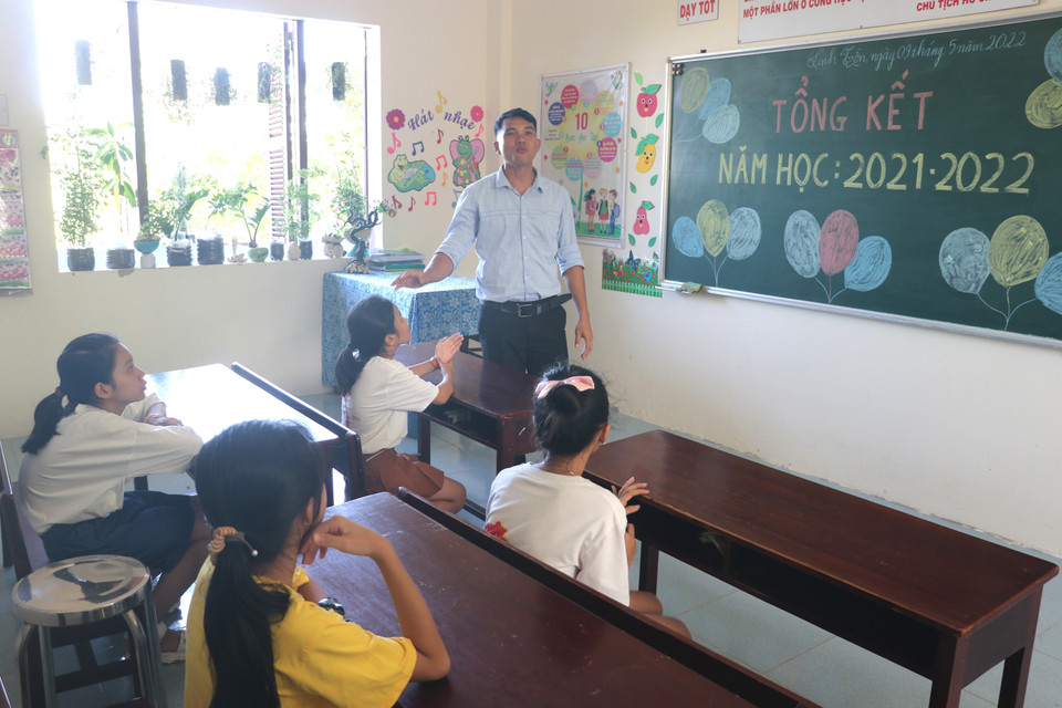 Cérémonie de clôture de l'année scolaire 2021-2022 dans une classe sur l'île de Sinh Ton. Photo: VNA