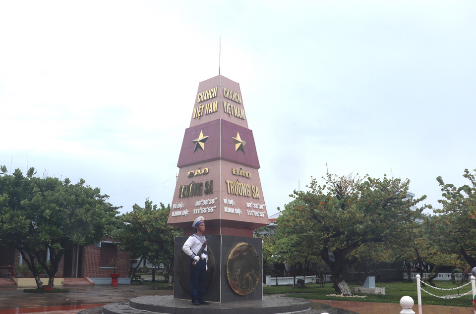 Un soldat de la Marine garde une borne de souveraineté sur l'île de Truong Sa. Photo: VNA